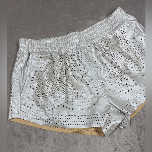 Blank NYC Faux Leather Silver Laser Cut Floral Elastic Waist Shorts Size 25 - Picture 2 of 16